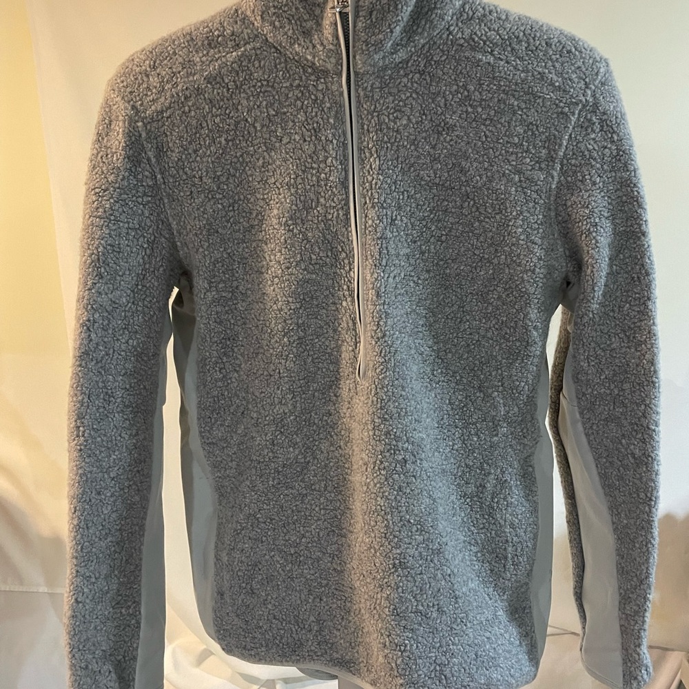 Men’s Lululemon half zip light gray ,small